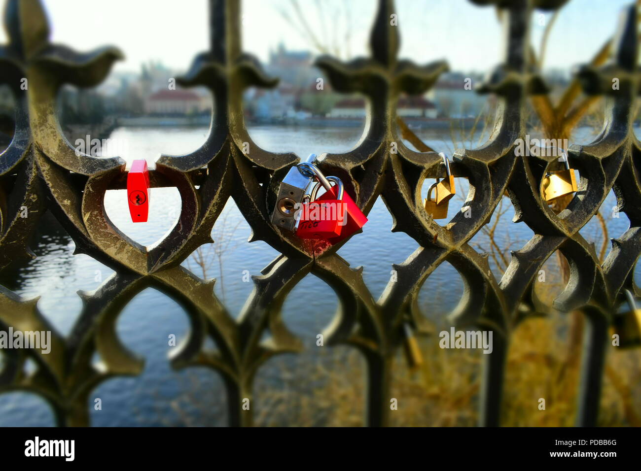 Eine liebe sperren oder Liebe Vorhängeschloss ist ein Vorhängeschloss die Schatze an eine Brücke, Zaun, Tor, Denkmal, oder ähnlichen öffentlichen Vorrichtung verriegeln, um ihre Liebe zu symbolisieren. Stockfoto