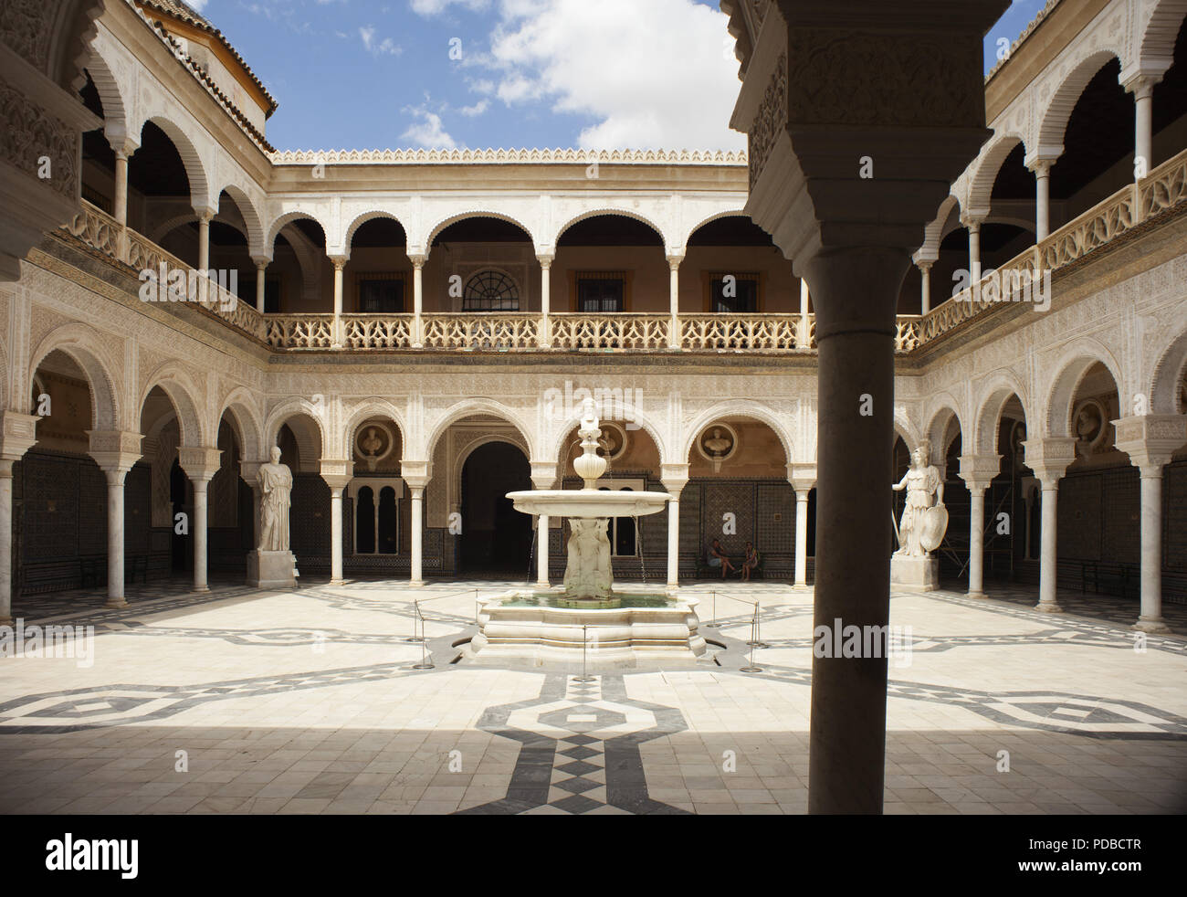 Real Alcazar, die königliche Residenz aus dem 14. Jh. Atrium mit Brunnen Stockfoto