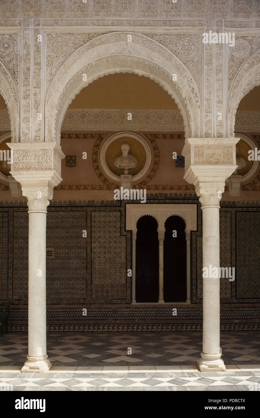 Real Alcazar, die königliche Residenz aus dem 14. Jh. Innenhof, Säulenumgang Stockfoto