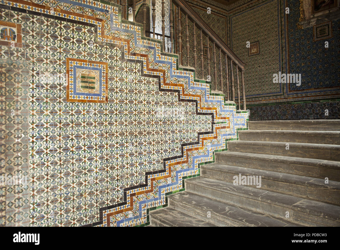 Real Alcazar, die königliche Residenz aus dem 14. Jh. Treppenaufgang mit maurischen Kacheln. Stockfoto