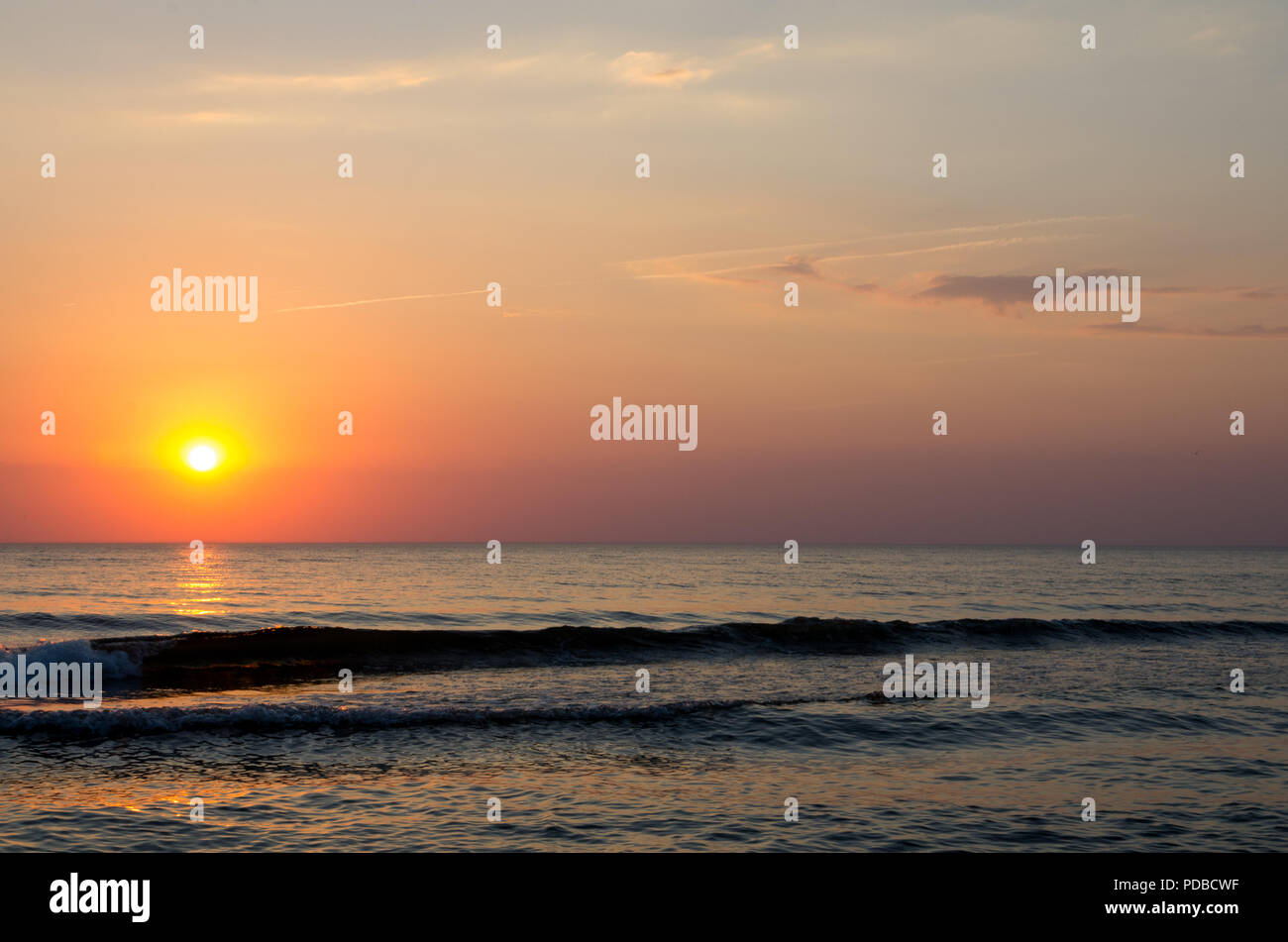 Sonnenuntergang. Schönen Sonnenuntergang Ostsee. Malerei Meer Sonnenuntergang. Das Meer bei Sonnenuntergang. Erstaunliche Meer Sonnenuntergang. Sonnenuntergang Meer Wellen. Sommer Sonnenuntergang. Stockfoto