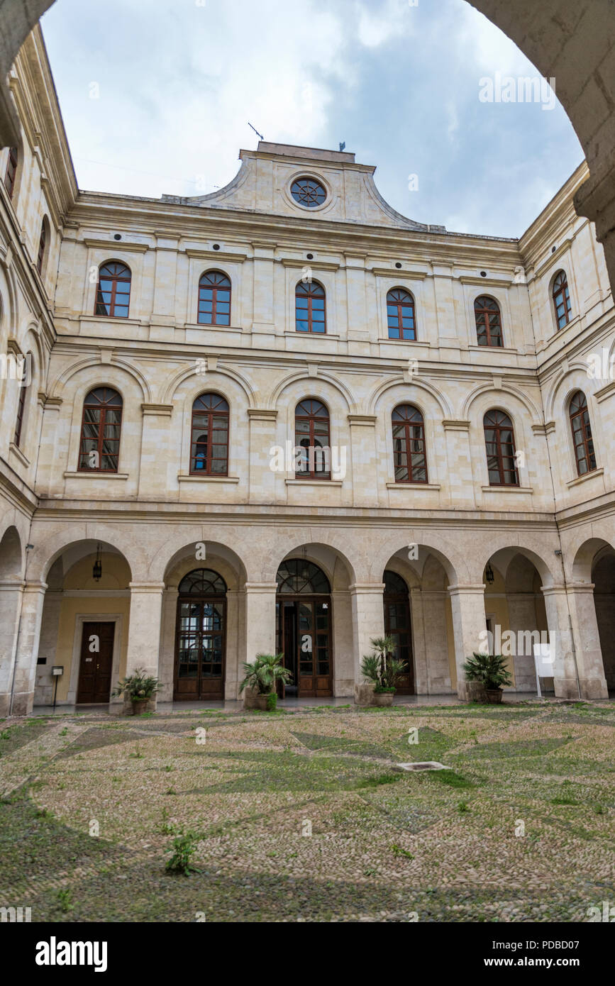 Sassari, Italien, 12. April 2018: Die Menschen sind am Eingang des Palazzo Ducale in Sassari auf der italienischen Insel Sardinien, dies wird als Rathaus genutzt, Sassari ist eine der größten Städte Sardiniens Stockfoto