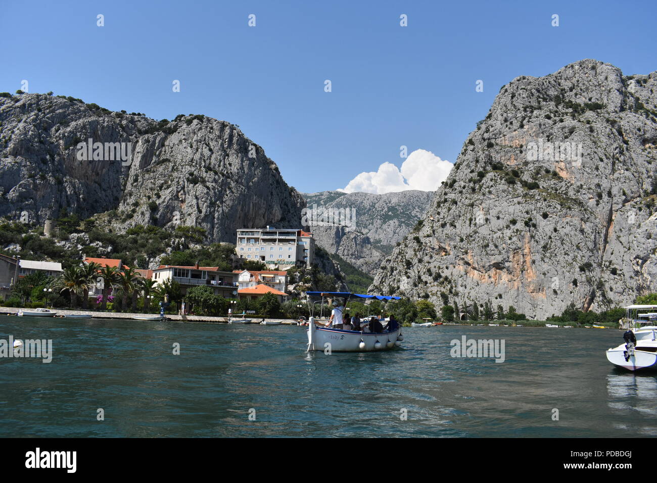 Bootsfahrten auf dem Fluss in Omis Kroatien an den Sehenswürdigkeiten finden Sie in den schönen Bergen und Klamm in einer hellen blauen sonnigen Tag Stockfoto