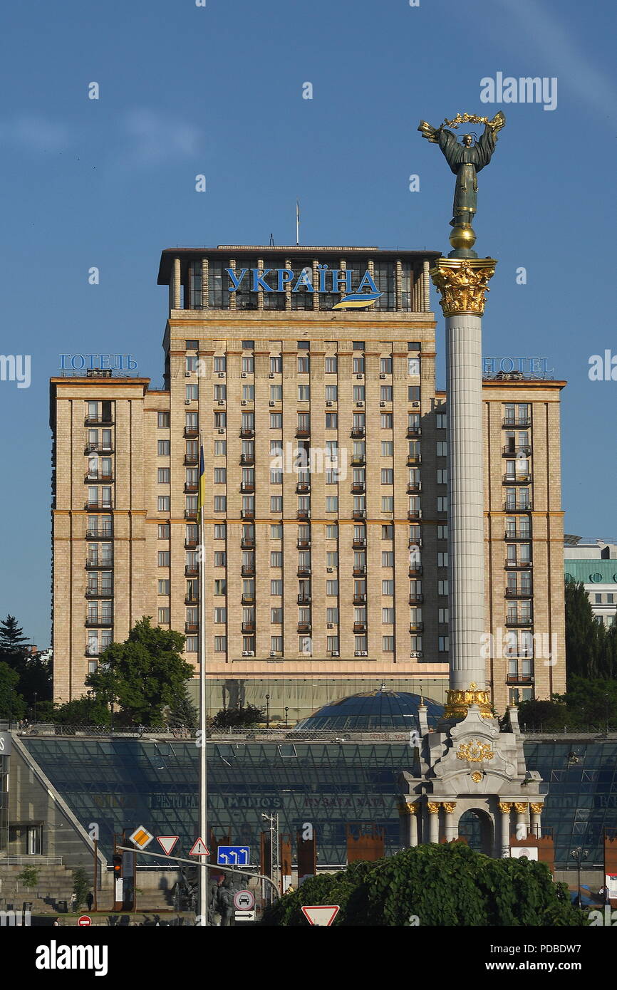 Independence Monument Und Ukrayina Hotel Kiew Ukraine Stockfotografie Alamy