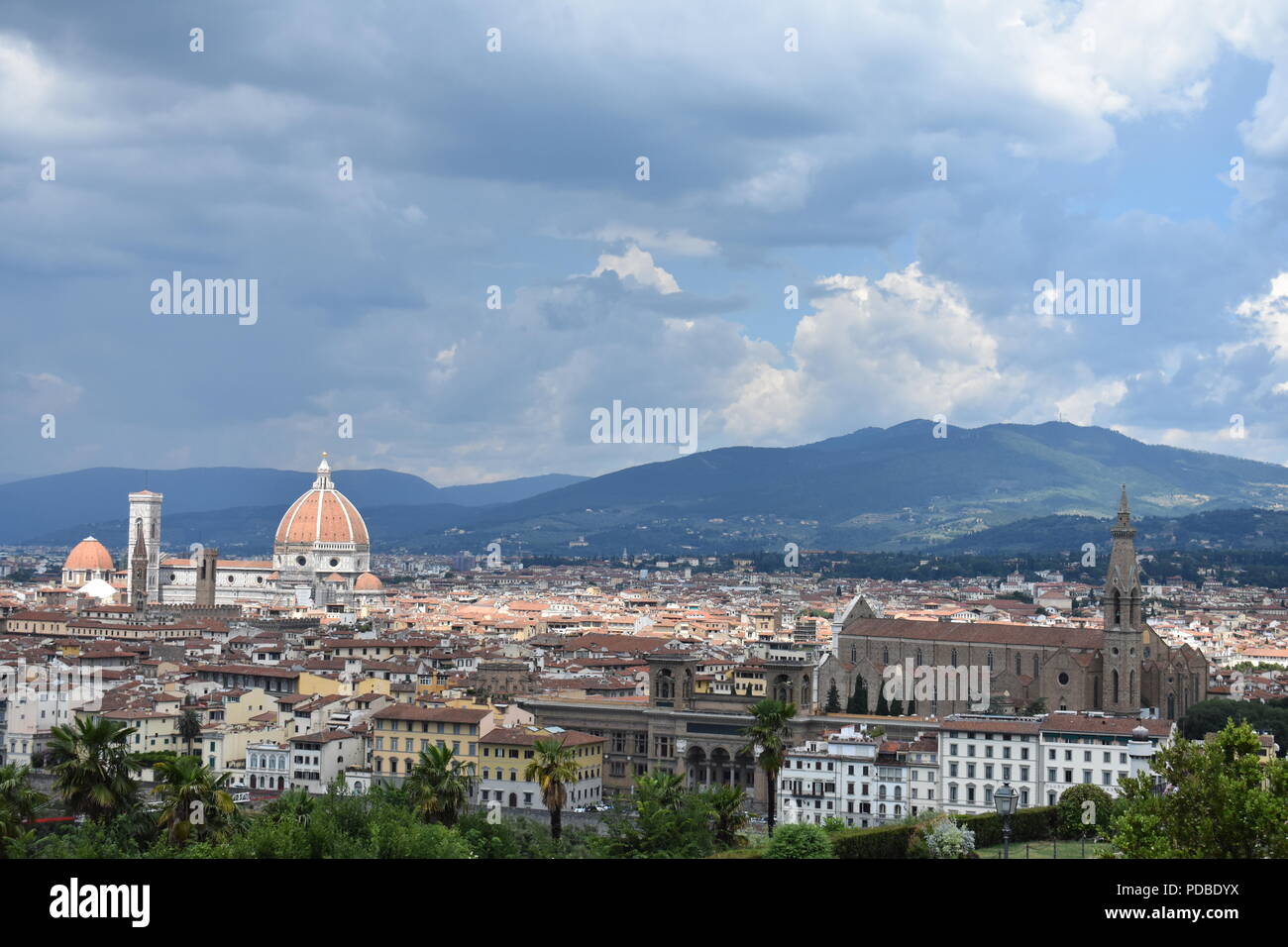 Stimmungsvolle Beleuchtung und Moody Blue und bewölkte Himmel über der Skyline von Florenz mit dem Dom und dem Turm, mit dem dunstigen toskanischen Hügel. Stockfoto
