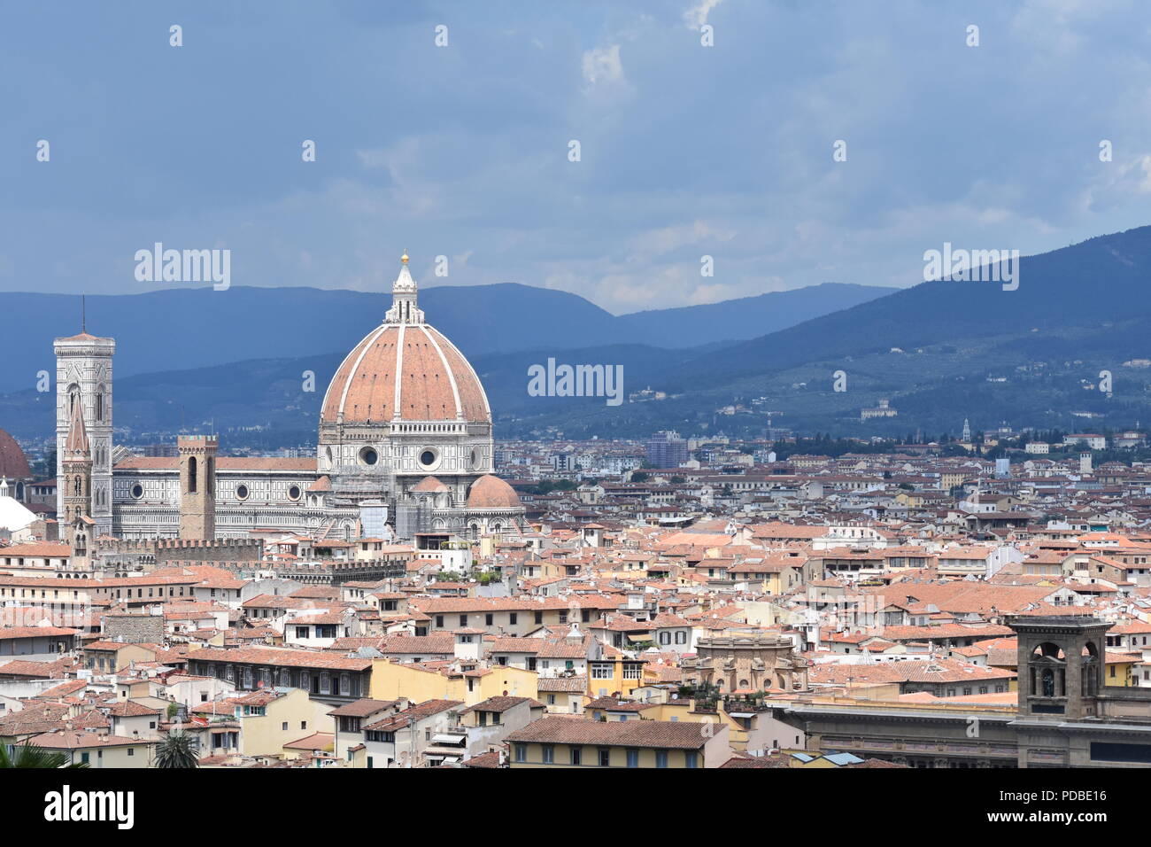 Stimmungsvolle Beleuchtung und Moody Blue bewölkte Himmel über der Skyline von Florenz droht mit dem Dom und dem Turm, mit dem dunstigen toskanischen Hügel. Stockfoto