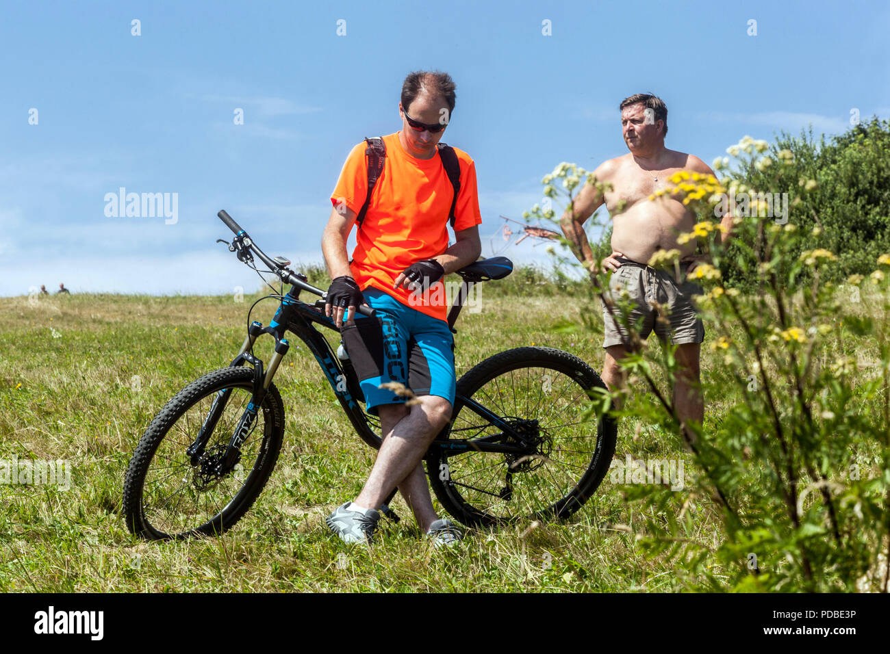 Zwei Männer Biker, Sommerhitze, Velka Javorina Berg, tschechisch slowakische Grenze in den Weißen Karpaten Stockfoto