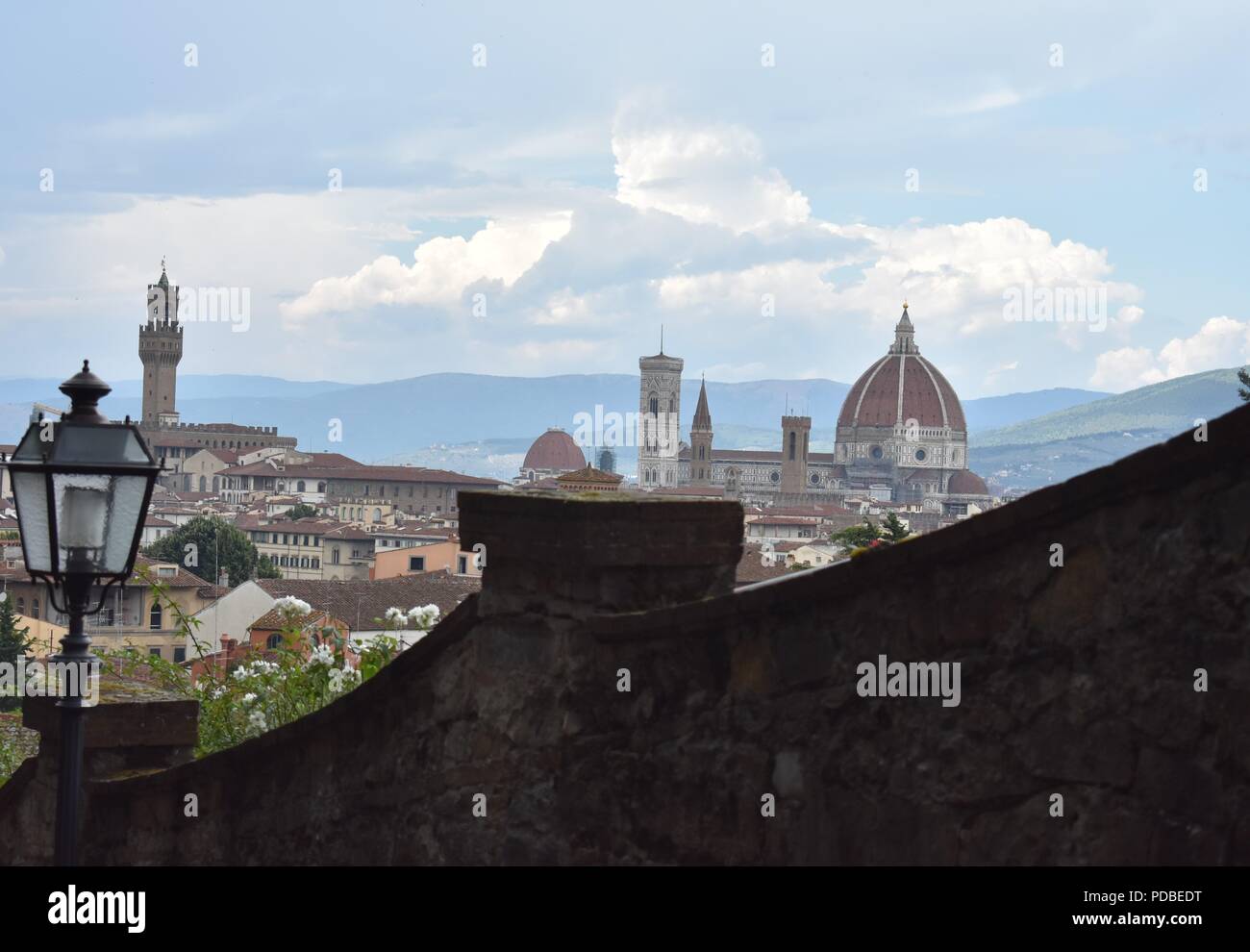 Die atemberaubende Skyline von Florenz wie den Dom aus der Vogelperspektive mit blauem Himmel und flauschige Wolken Stockfoto