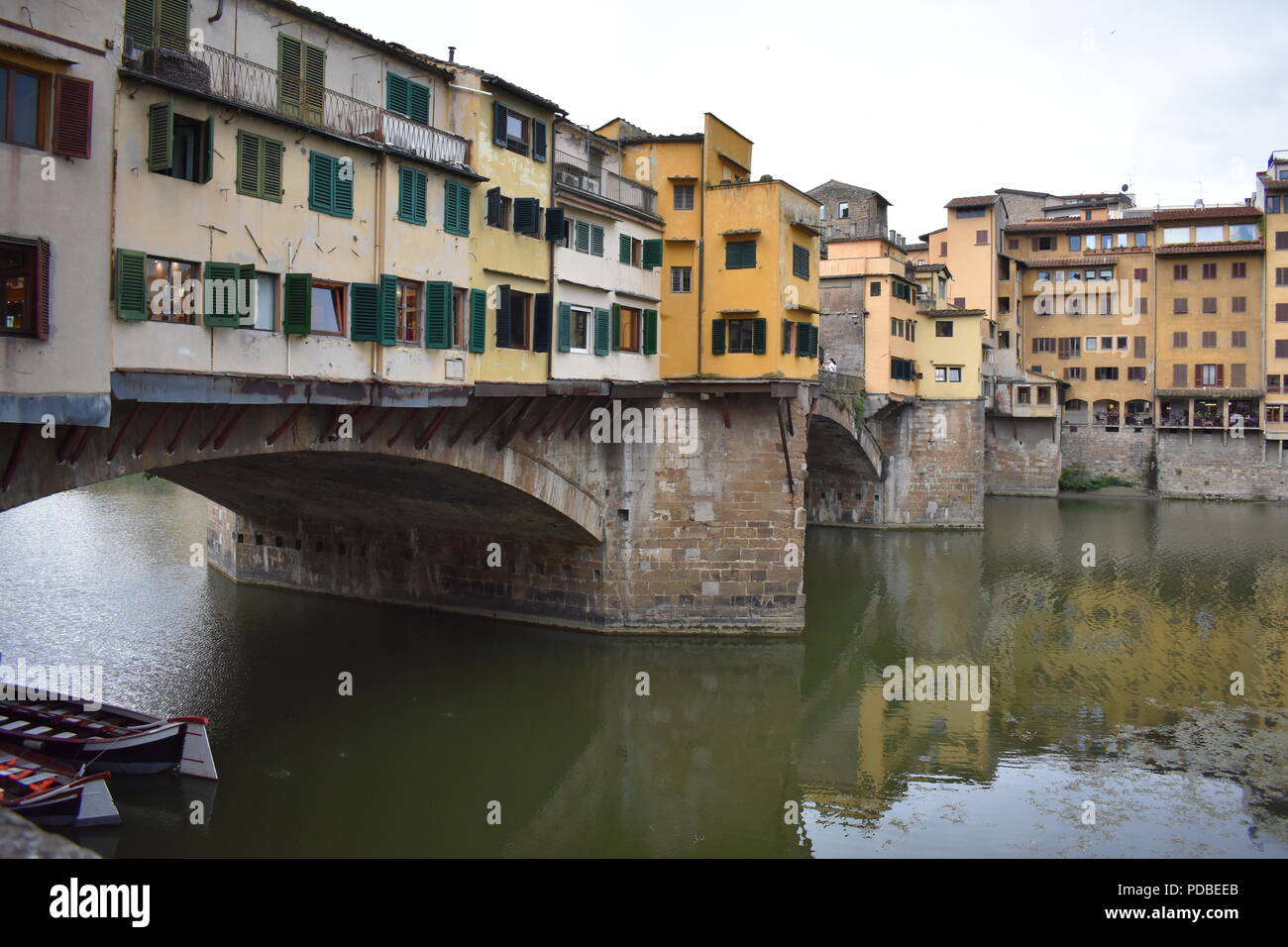 Alten Italienischen Brücke Ponte Vecchio in Florenz, Toskana, Reflexion über den Fluss Arno Wasser Stockfoto