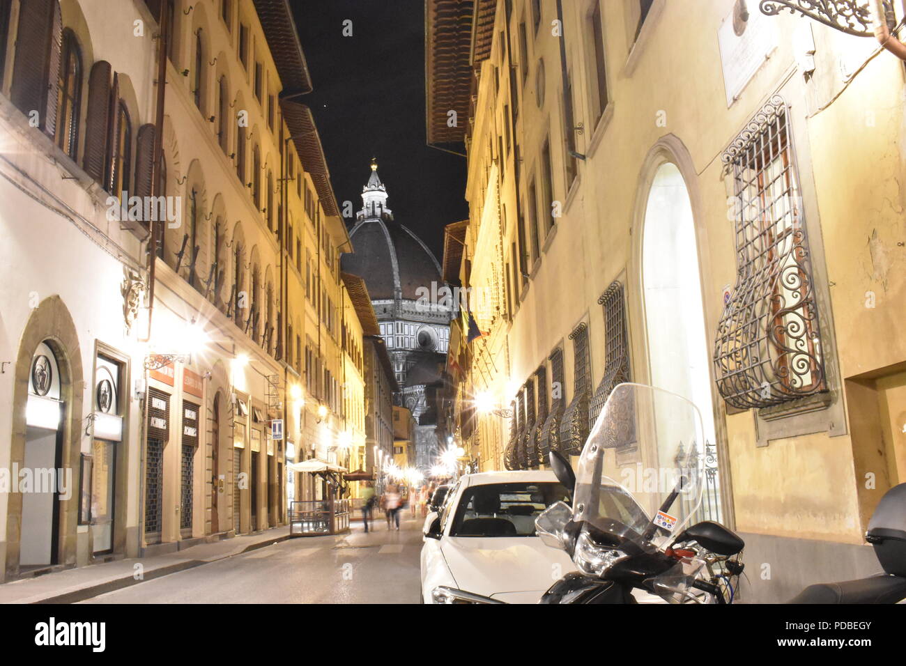 Nahe Zeit Bild von Florenz Duomo beleuchtet am Ende einer Geraden Römerstraße Stockfoto
