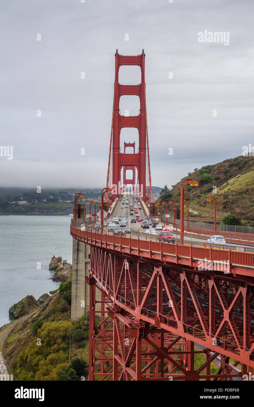 Der Verkehr auf der Golden Gate Bridge in San Francisco, Kalifornien Stockfoto
