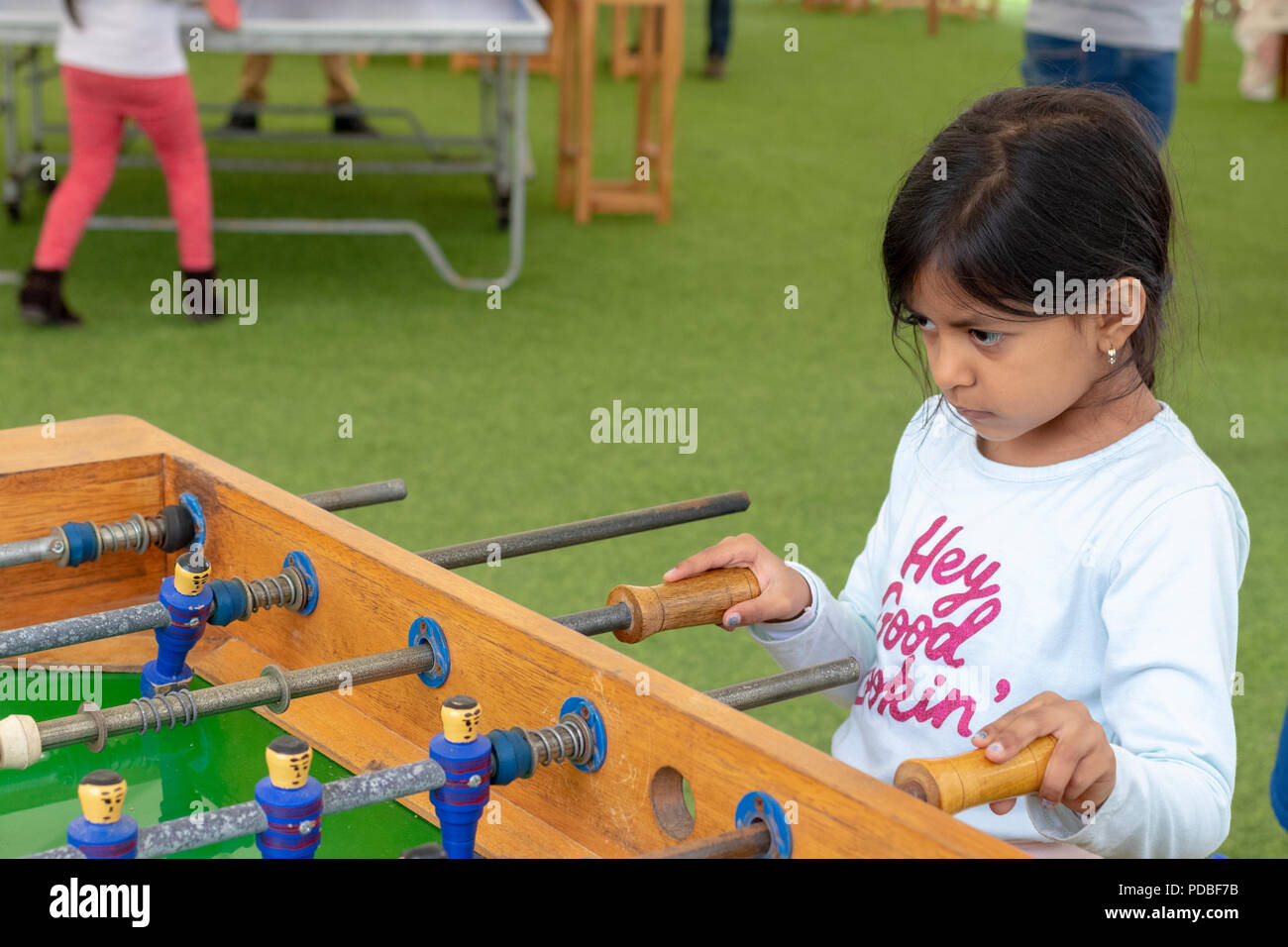 Süße kleine Mädchen spielen Fußball im Park Stockfoto