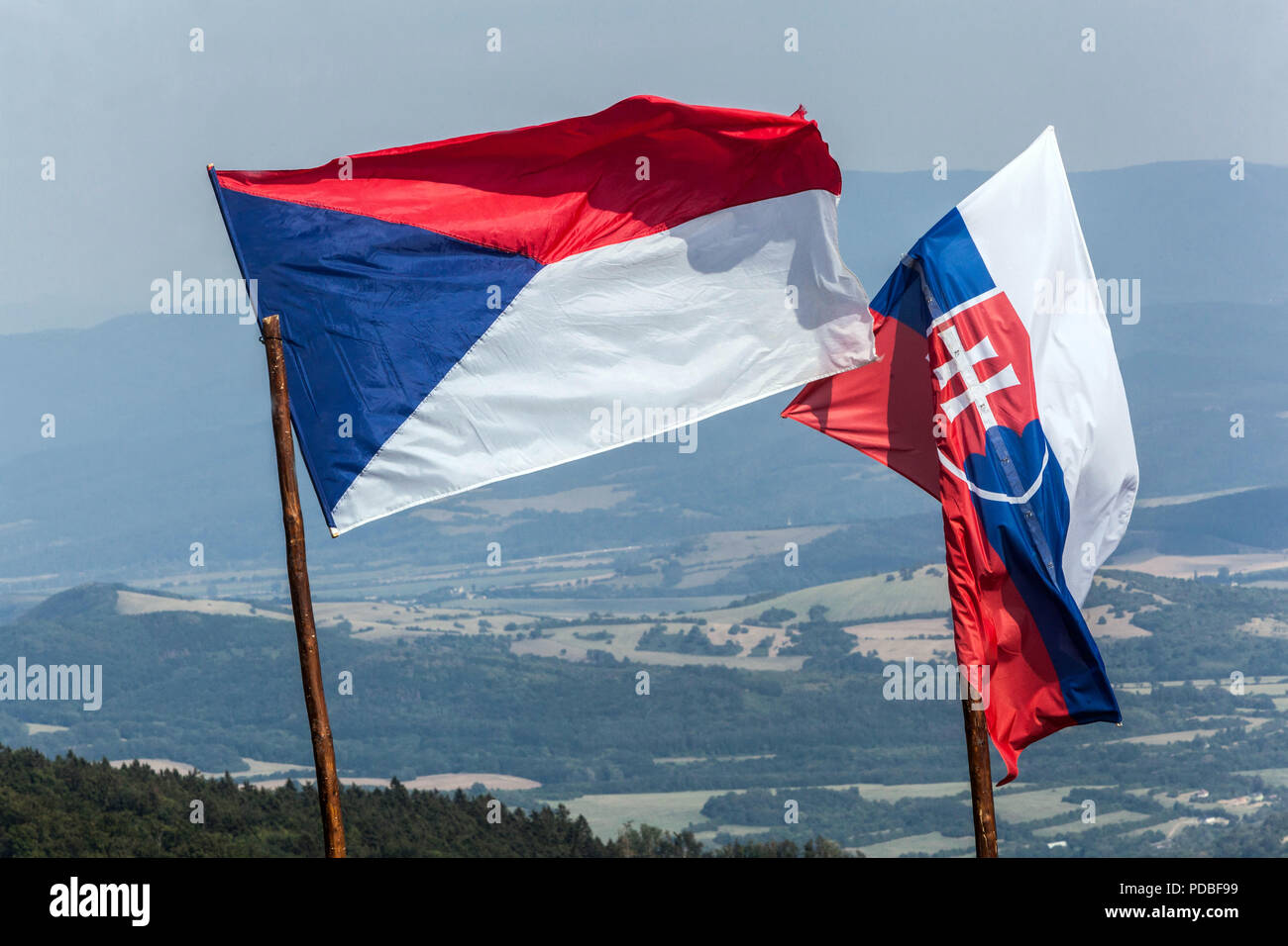 Tschechische und slowakische Flagge auf einer Stange, Velka Javorina, Tschechische Republik Slowakei Flaggen Stockfoto