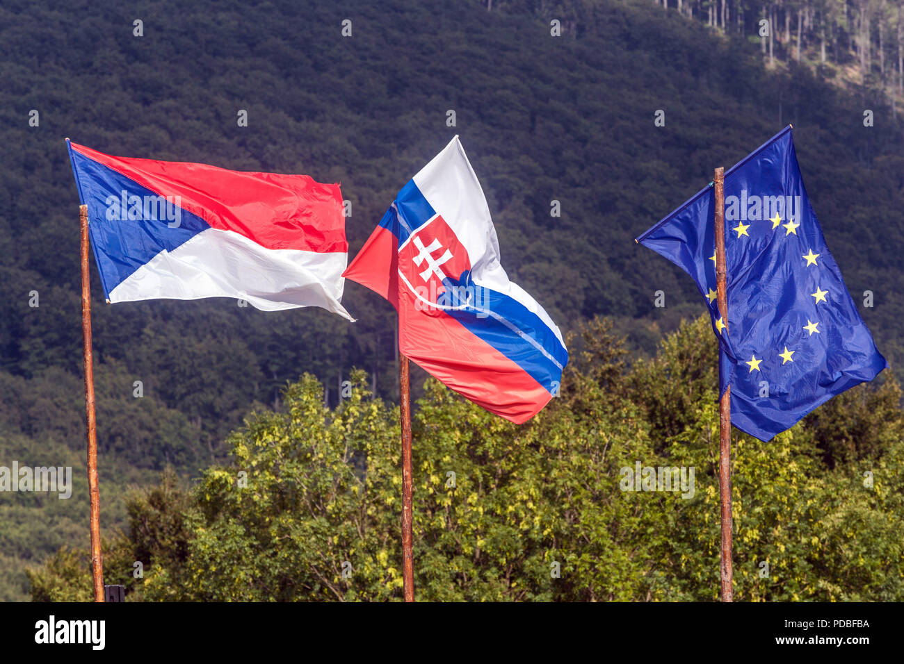 Die tschechische, die slowakische und die EU Europäische Union Flaggen auf einer Stange, Veľká Javorina, Slowakei Stockfoto