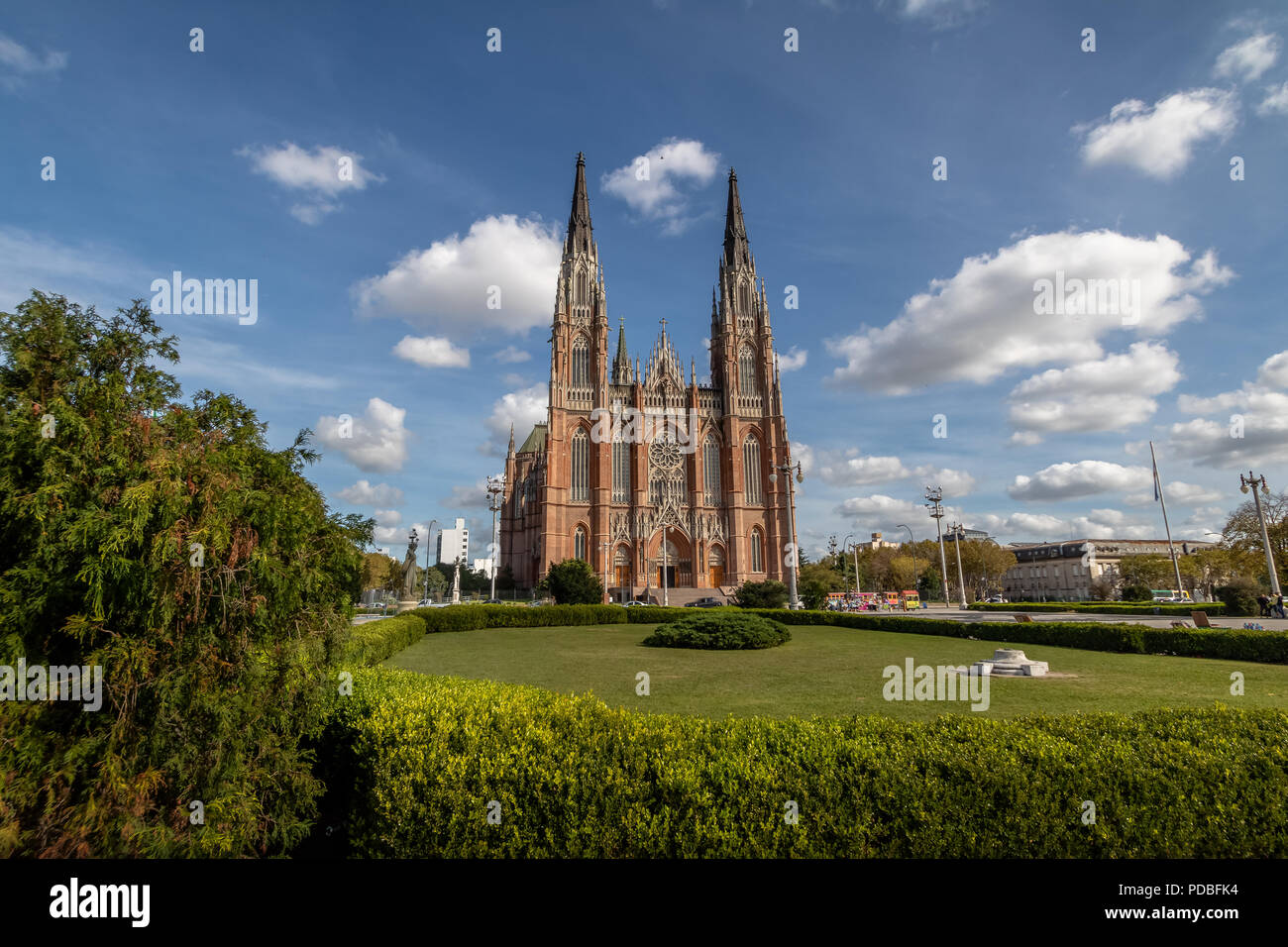 La Plata Kathedrale und der Plaza Moreno - La Plata, Provinz Buenos Aires, Argentinien Stockfoto