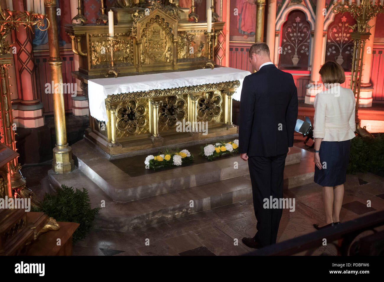 Der Herzog von Cambridge und Florence Parly, Frankreich Der Minister der Streitkräfte, legen Kränze in der Kapelle der Alliierten an der Kathedrale von Amiens, Frankreich, während ein Service der 100-Jahrfeier der Schlacht von Amiens und die anschließende "Hundert Tage", die Offensive war ein entscheidender Punkt im Ersten Weltkrieg zu markieren. Stockfoto