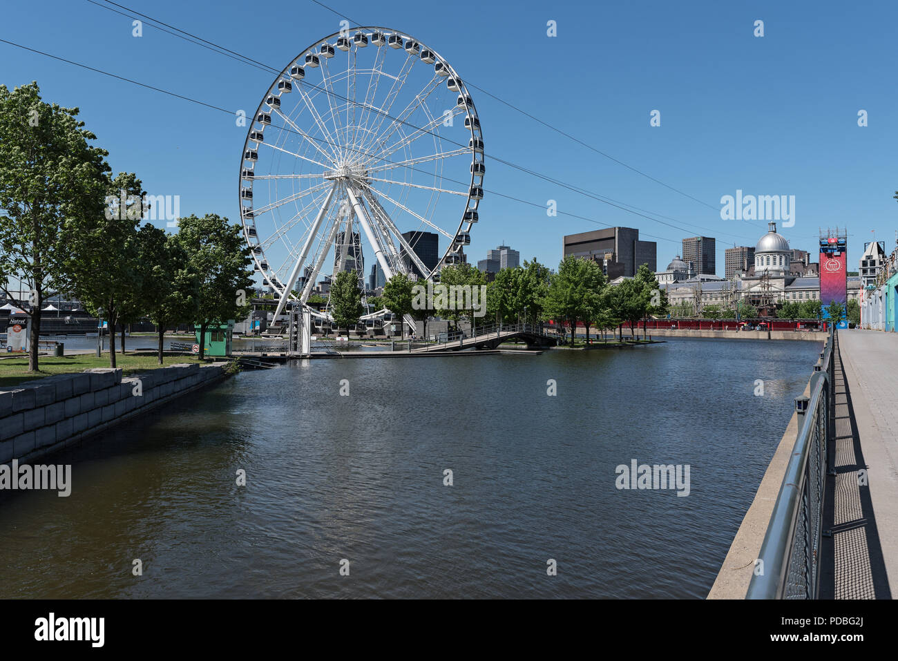 Old Montreal Skyline und Riesenrad von Bonsecours Becken gesehen Stockfoto