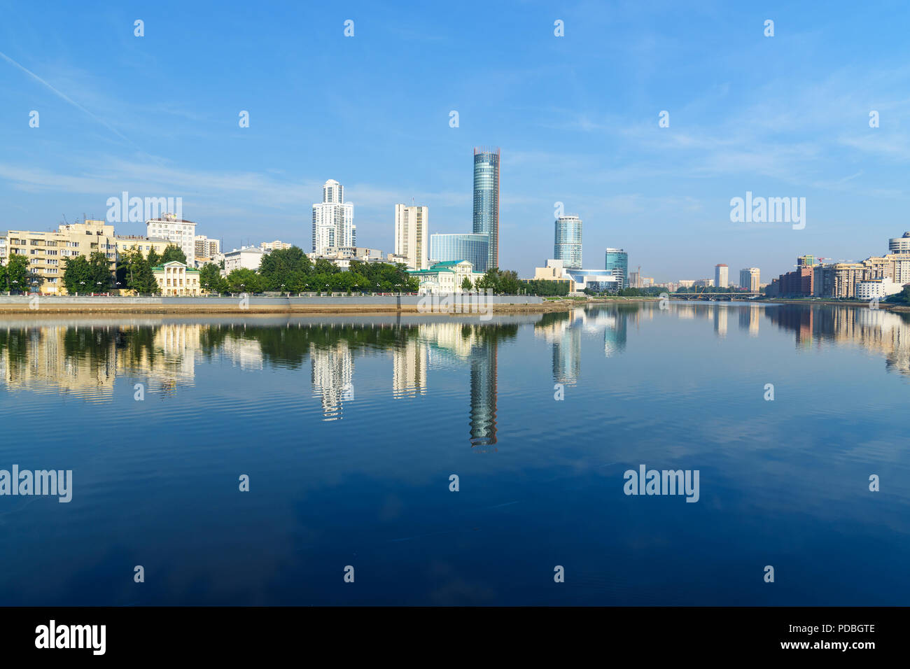 Anzeigen von Jekaterinburg Stadtzentrum Skyline und Iset Fluss. Russland Stockfoto