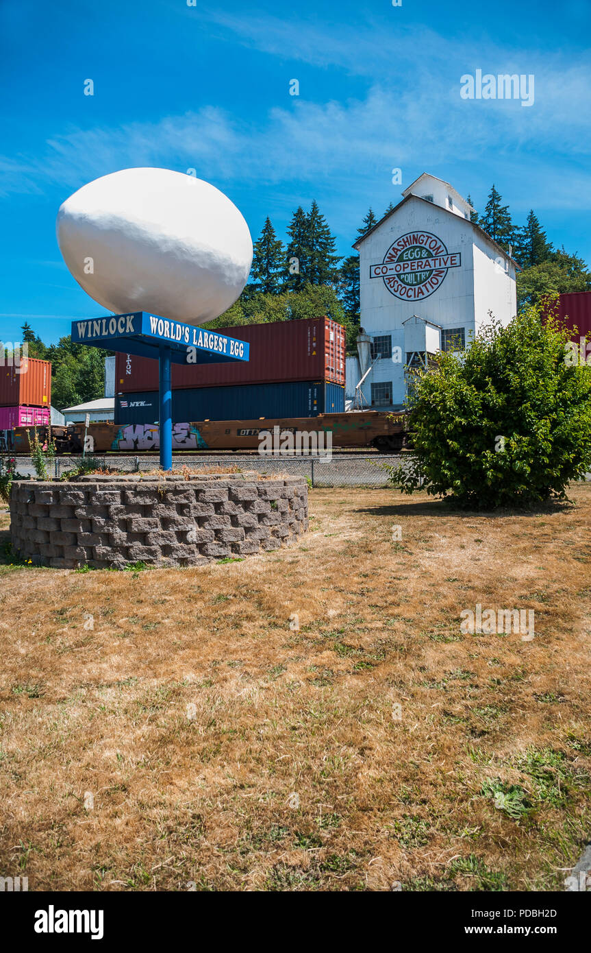 Ein Zug fährt zwischen dem Washington Eier und Geflügel Verein kooperative Gebäude und die "Weltgrößte Ei." Stockfoto