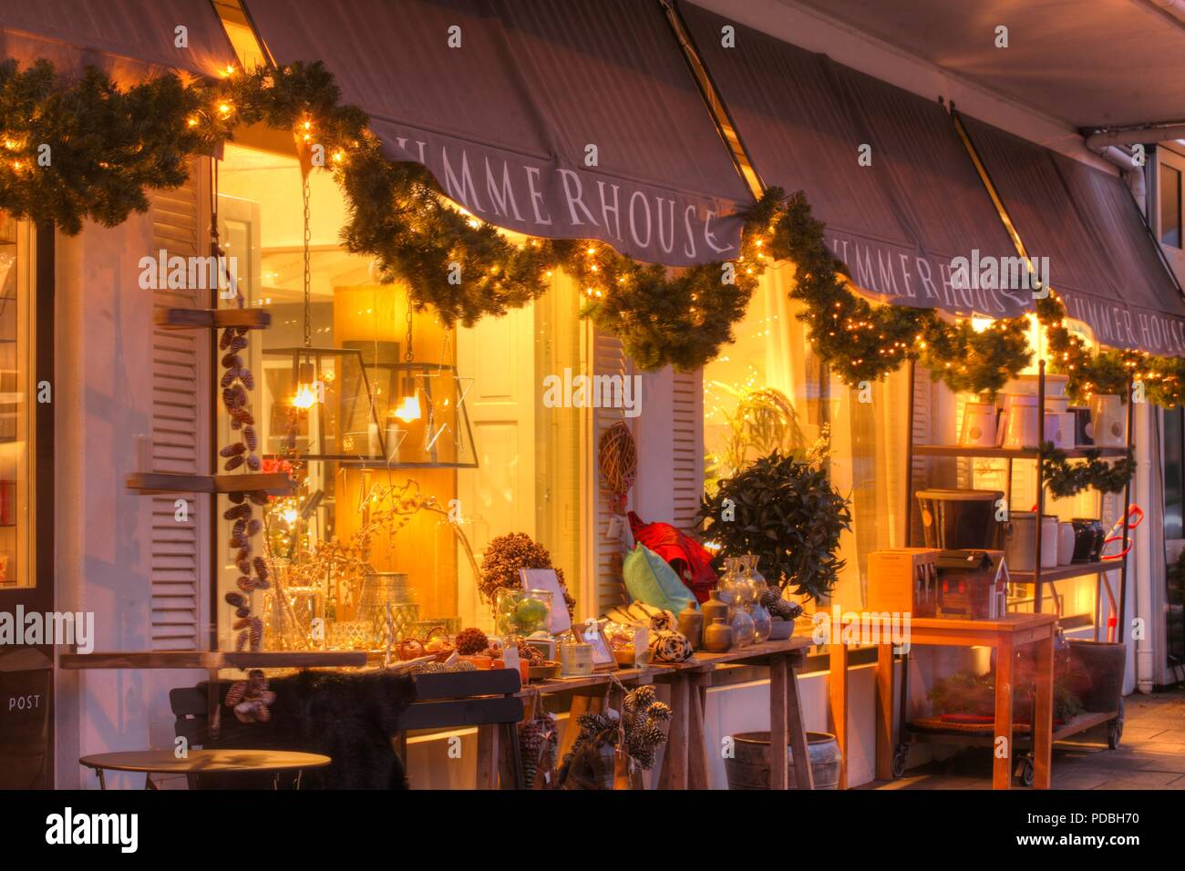 Schaufenster mit Weihnachtsdekoration bei Dämmerung in Schwachhausen, Bremen, Deutschland, Europa ICH-Schaufenster mit Weihnachtsdekoration bei Abenddämmerung in Stockfoto