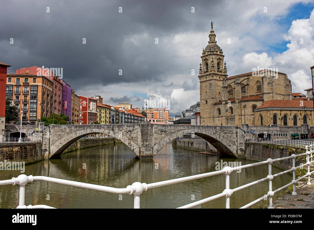 Puente de San Anton, und San Anton Kirche oder San Anton Eliza und Nervión Fluss, Altstadt (Casco Viejo), Bilbao, Spanien Stockfoto