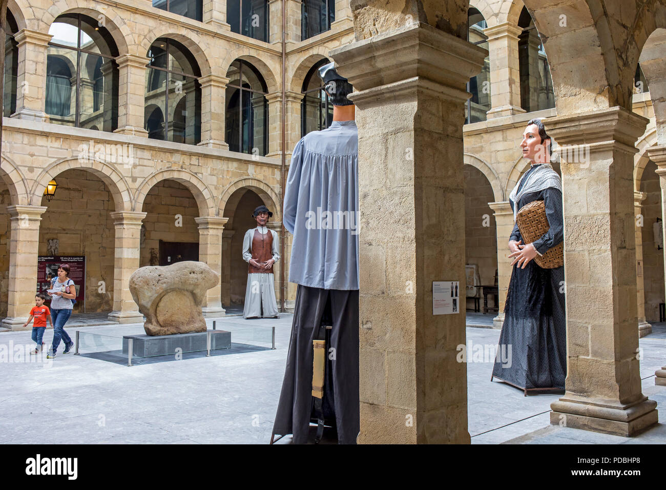 Bin ikeldi" und Riesen im Innenhof von Euskal Museoa-Basque Museum. Das archäologische Museum von Bizkaia und ethnographische Baskisch. Bilbao. Spanien. Stockfoto