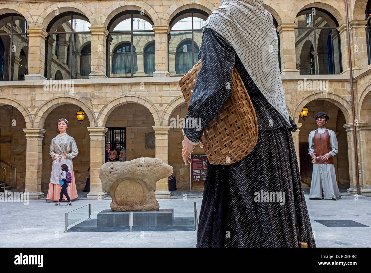 Bin ikeldi" und Riesen im Innenhof von Euskal Museoa-Basque Museum. Das archäologische Museum von Bizkaia und ethnographische Baskisch. Bilbao. Spanien. Stockfoto