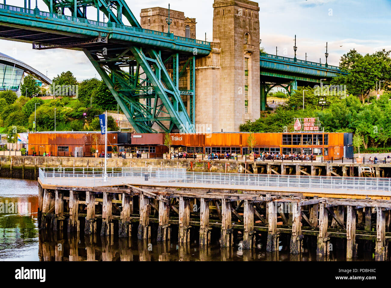 Durch den Fluss Brauen Co Bars und Restaurants in umgebauten Container unter der Tyne Bridge, Tyne Riverside, Gateshead, Großbritannien. Sommer 2018. Stockfoto