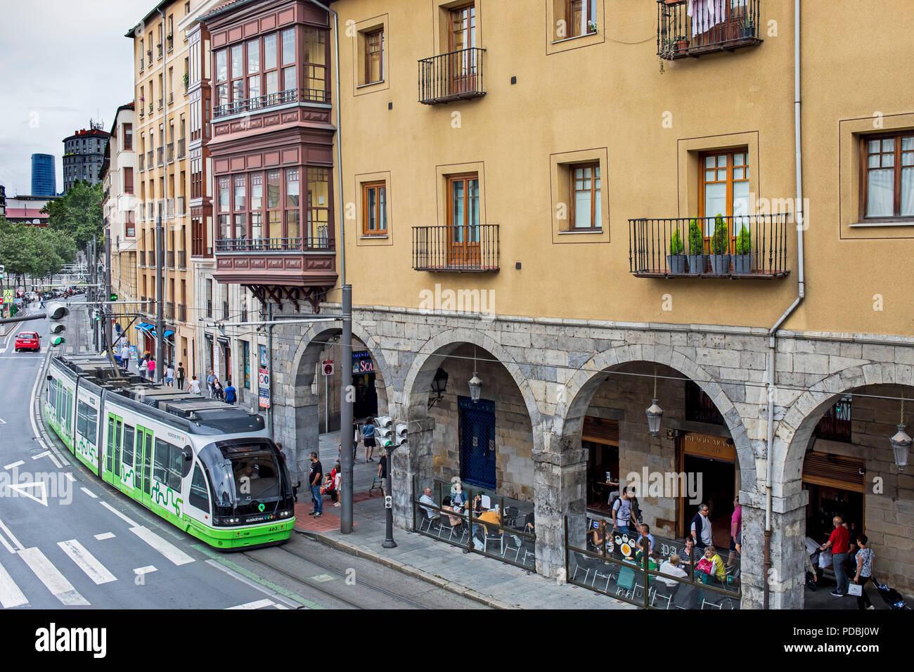 Architektur, traditionelle, klassische, typisch, und Tram, erribera Straße, Altstadt (Casco Viejo), Bilbao, Spanien Stockfoto