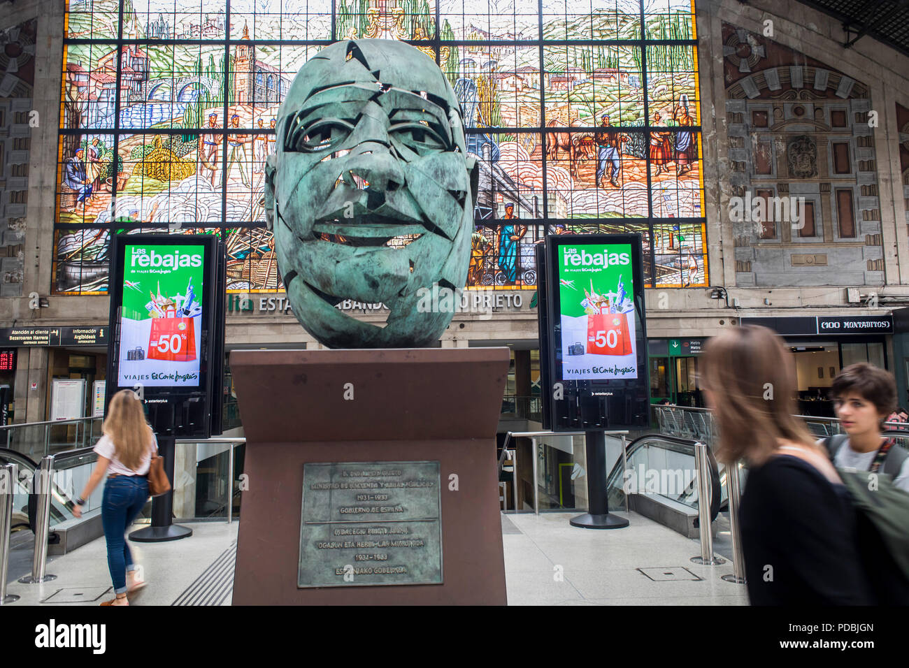 Bahnhof Abando mit Indalencio Prieto Büste von Lucas Alcalde, Bilbao. Spanien Stockfoto