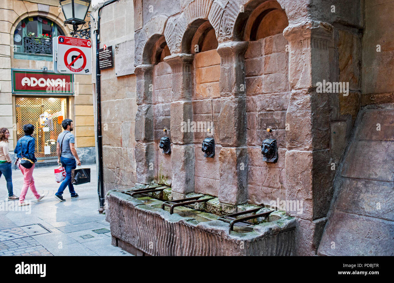 "Fuente del Perro', Hund, Brunnen, in del Perro Straße, Altstadt (Casco Viejo), Bilbao, Spanien Stockfoto