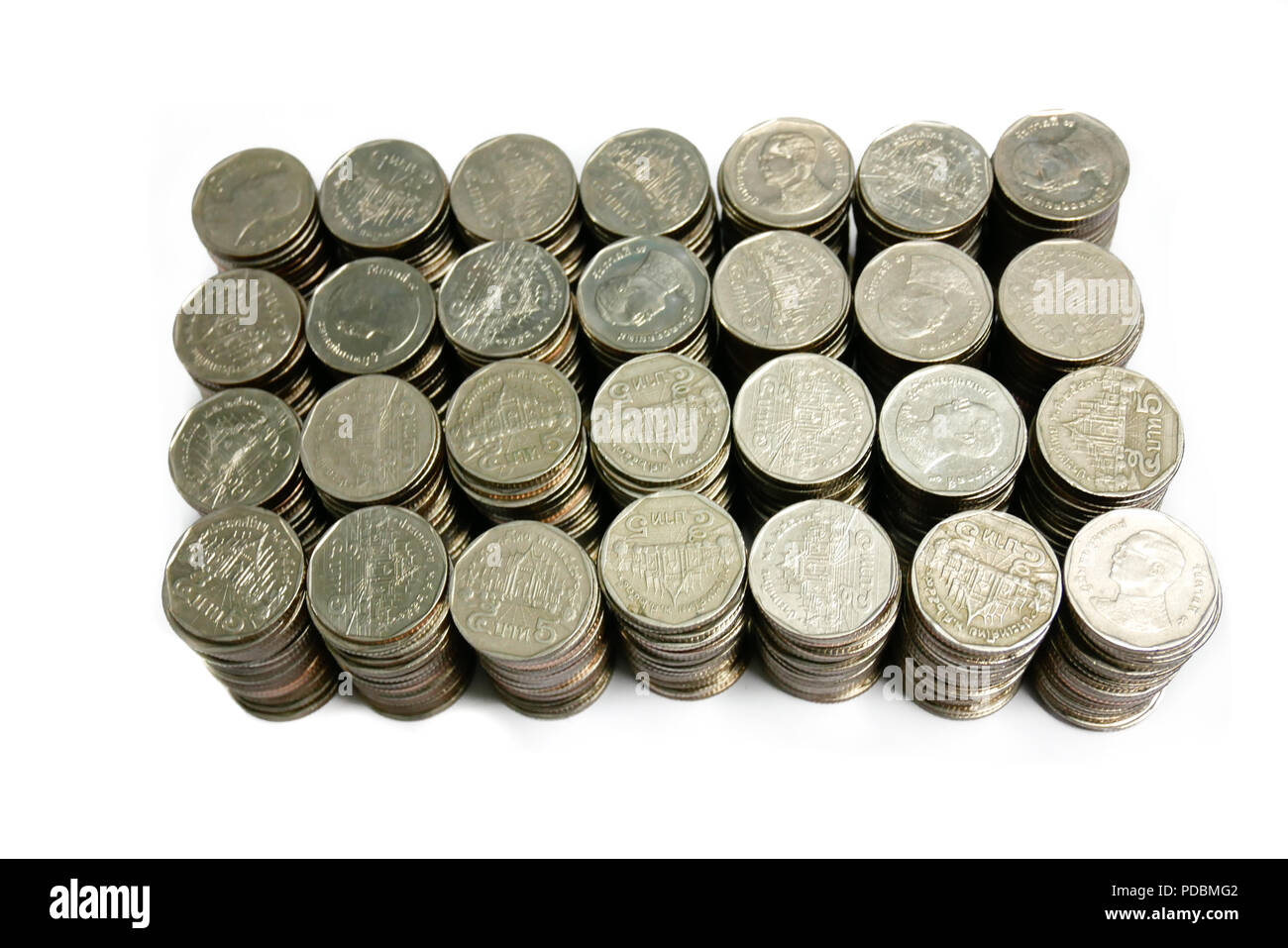 Die Währung Baht Münzen, die auf weißem oder isolierte Hintergrund sortiert sind, bereit für den Einsatz in Business, Speichern oder Finanzbranche Konzept Stockfoto