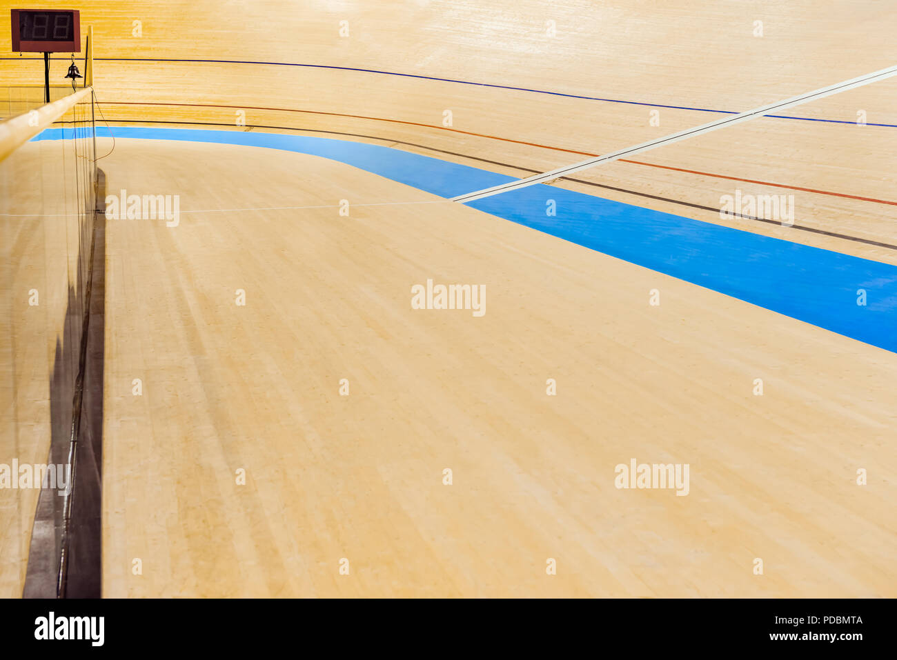 Velodrom radfahren Spur leer gekrümmte hohe Holzboden mit Markierungen, Trinidad und Tobago, Sport Veranstaltungsort. Stockfoto