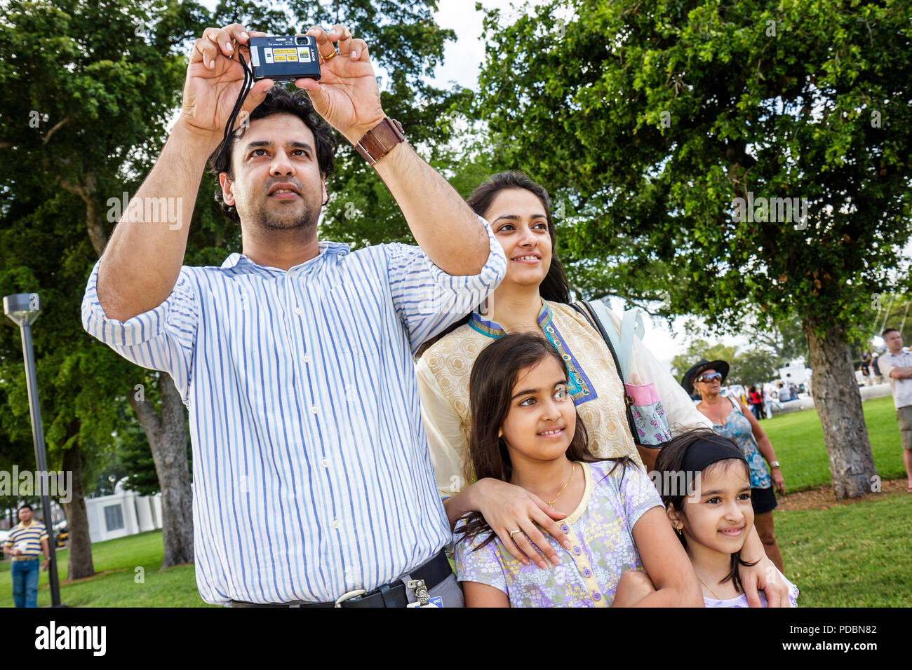 Miami Florida, Bayfront Park, Asiaten ethnischen Einwanderer Minderheit, Ostindisch, Bollywood Filmset, Fans, Erwachsene Erwachsene Männer Männer männlich, Frau wom Stockfoto