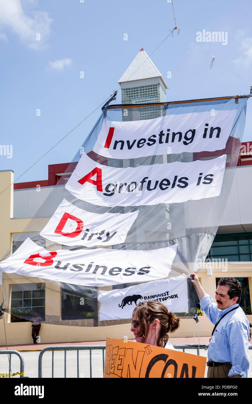 Miami Beach, Florida, Convention Center, Center, Inter America Development Bank, Banken, IDB, Jahrestagung, Amazon Watch, Anti-Biokraftstoffe-Kundgebung, Protest, Banner Stockfoto