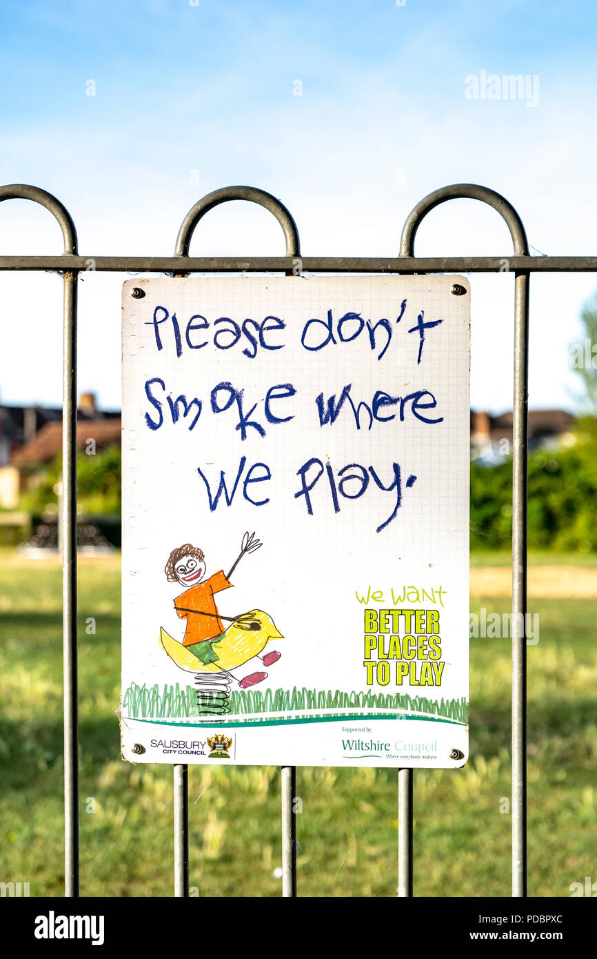 No smoking sign auf Zaun außerhalb von einem Kinderspielplatz Stockfoto