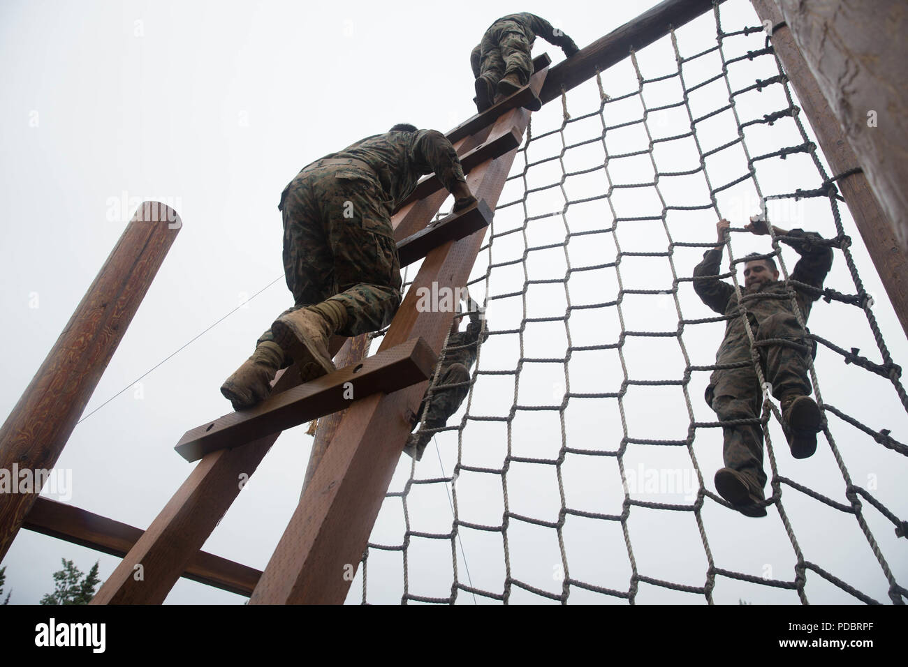 Marines mit Charlie Company, 1.Bataillon, 23 Marine Regiment, konkurrieren in der 4. Marine Division jährliche Rifle Squad Wettbewerb, packen Sie eine zweistündige timed Hindernis Kurs am Joint Base Elmendorf-Richardson, Anchorage, Alaska, 3. August 2018. Super Squad Wettbewerbe wurden entwickelt, um eine 14-Mann Infanterie Squad in ein weites Feld und Live-fire Evolution zu bewerten. (U.S. Marine Corps Foto von Lance Cpl. Samantha Schwoch/freigegeben) Stockfoto