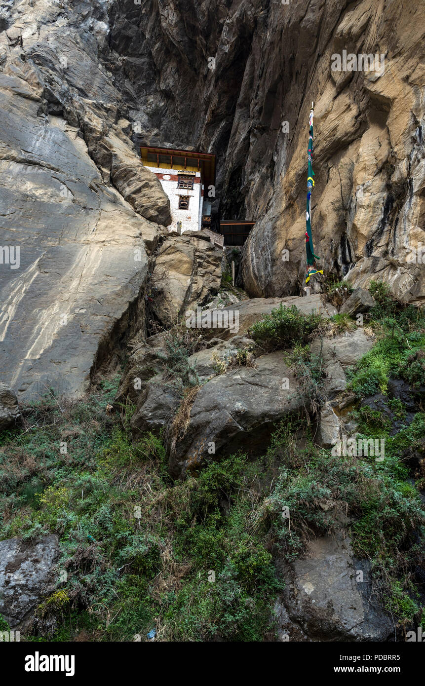 Kloster Höhle, wo ein Mönch namens Khado Yeshi Tsogyal praktiziert ' Vajrakilaya", "Tiger Nest Kloster Taktshang, Bhutan - Vajrakilaya ist eine leistungsfähige tr Stockfoto