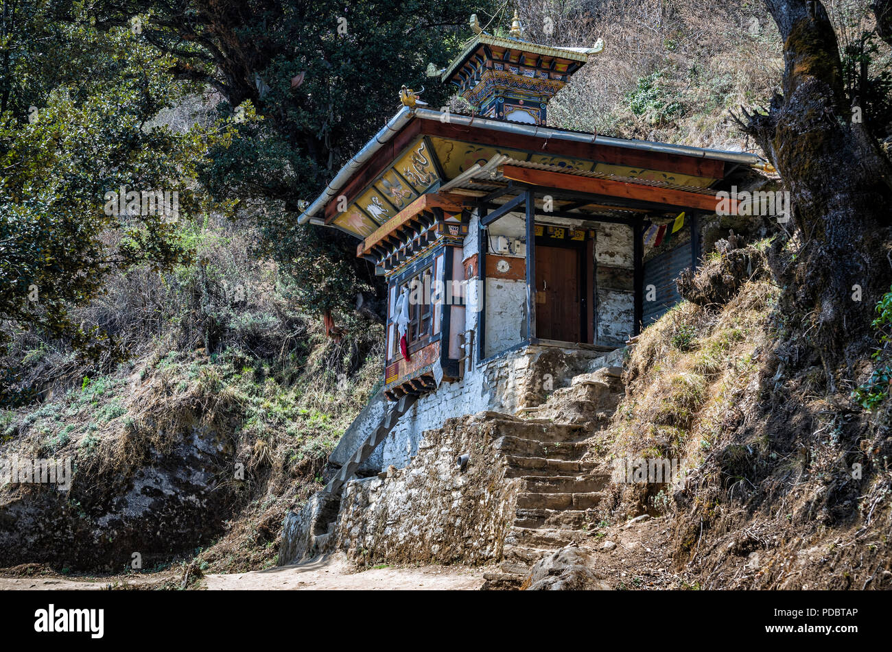 Tempel entlang der Fußweg zum Tiger Nest, Paro, Bhutan - Der kleine Tempel gebaut auf der Geburtsort von Je Khempo Geshey Guenden Rinchen, Paro, Bhuta Stockfoto