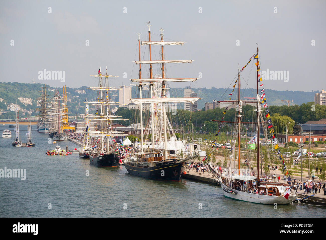 Menschenmassen besuchen Sie die großen Segelschiffe entlang der Seine in Rouen, Normandie, Frankreich für die Rouen Armada 2013 günstig Stockfoto
