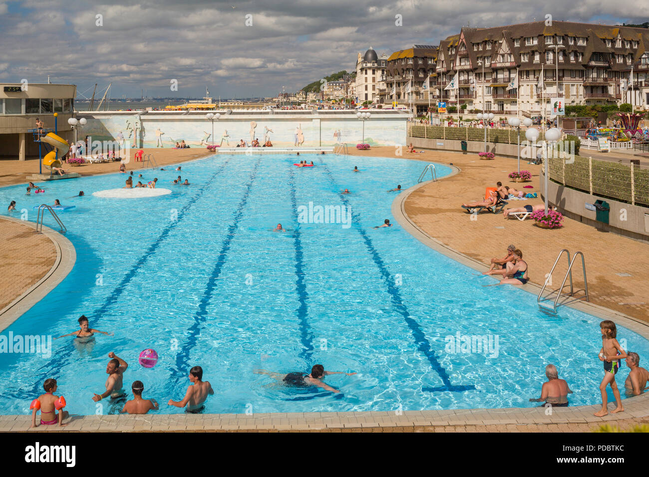 Die öffentlichen Freiluftbäder am Strand in Trouville-sur-Mer, Normandie, Frankreich Stockfoto