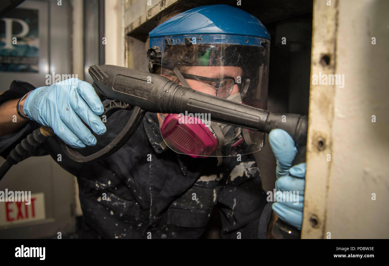 180806-N-VQ 841-0155 PAZIFISCHER OZEAN (6. August 2018) Mass Communication Specialist 2. Klasse Zackary A. Landers führt die Instandhaltung auf einem ventilatorkonvektor an Bord der Nimitz-Klasse Flugzeugträger USS Carl Vinson (CVN 70). (U.S. Marine Foto von Mass Communication Specialist Seaman Ethan J. Soto/Freigegeben) Stockfoto 180806-N-VQ 841-0155 PAZIFISCHER OZEAN (6. August 2018) Mass Communication Specialist 2. Klasse Zackary A. Landers führt die Instandhaltung auf einem ventilatorkonvektor an Bord der Nimitz-Klasse Flugzeugträger USS Carl Vinson (CVN 70). (U.S. Marine Foto von Mass Communication Specialist Seaman Ethan J. Soto/Freigegeben) Stockfoto