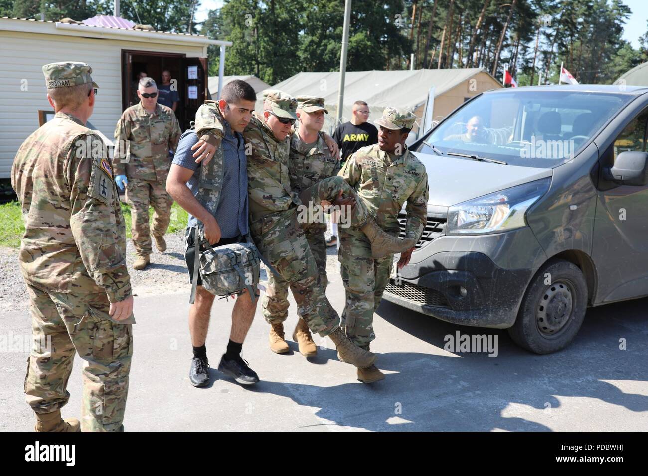 278Th ACR Soldaten tragen einen verletzten Patienten während eines Mass Casualty übung, 12.08.4 bei Yavoriv, Ukraine. Stockfoto