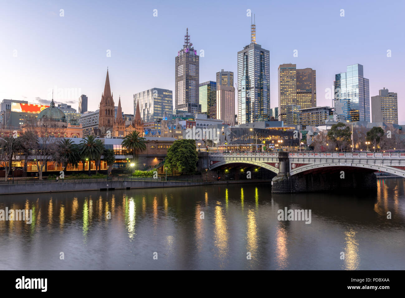 Fürsten Brücke über den Fluss Yarra bei Sonnenuntergang in Melbourne, Australien Stockfoto