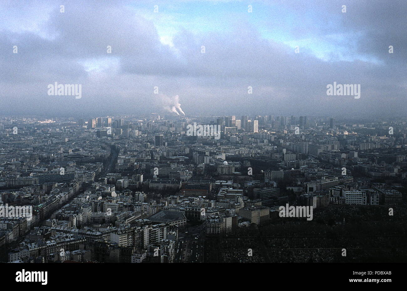 AJAXNETPHOTO. PARIS, Frankreich. - SKYLINE - WOHNTÜRME IM 13. Arrondissement am Horizont, die Tuileries Gärten im Vordergrund. Foto: Jonathan Eastland/AJAX REF: 000672 Stockfoto
