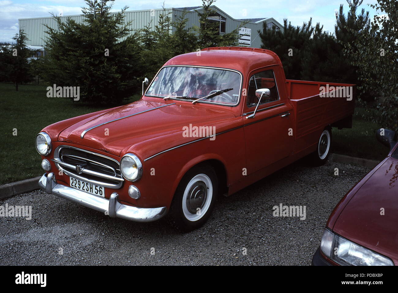 AJAXNETPHOTO. DUNKERQUE, FRANKREICH - SELTENER KLASSISCHER FRANZÖSISCHER PICK-UP - PEUGEOT 403 LIMOUSINEN-PICK-UP-UMBAU IN EINER STRASSE GEPARKT. FOTO: JONATHAN EASTLAND/AJAX. REF.: 28 9 94 Stockfoto