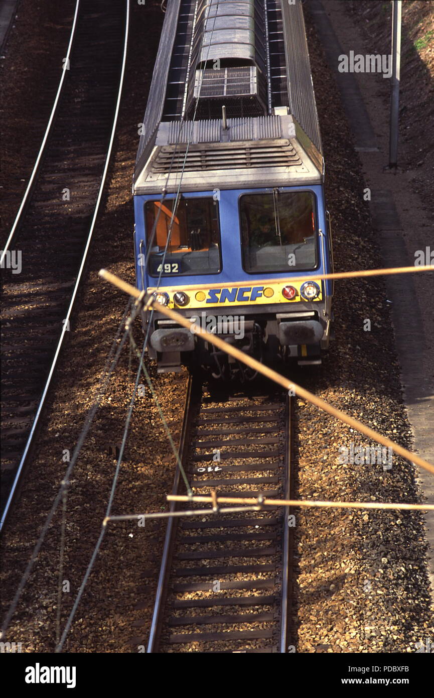 AJAXNETPHOTO. LOUVECIENNES, FRANKREICH. - EISENBAHN - TRANSILIEN-LINIE SNCF-ZUG ZUM GARE ST.LAZARE, SAINT-LAZARE PARIS GRAND CENTRAL. FOTO: JONATHAN EASTLAND/AJAX REF:091793 Stockfoto