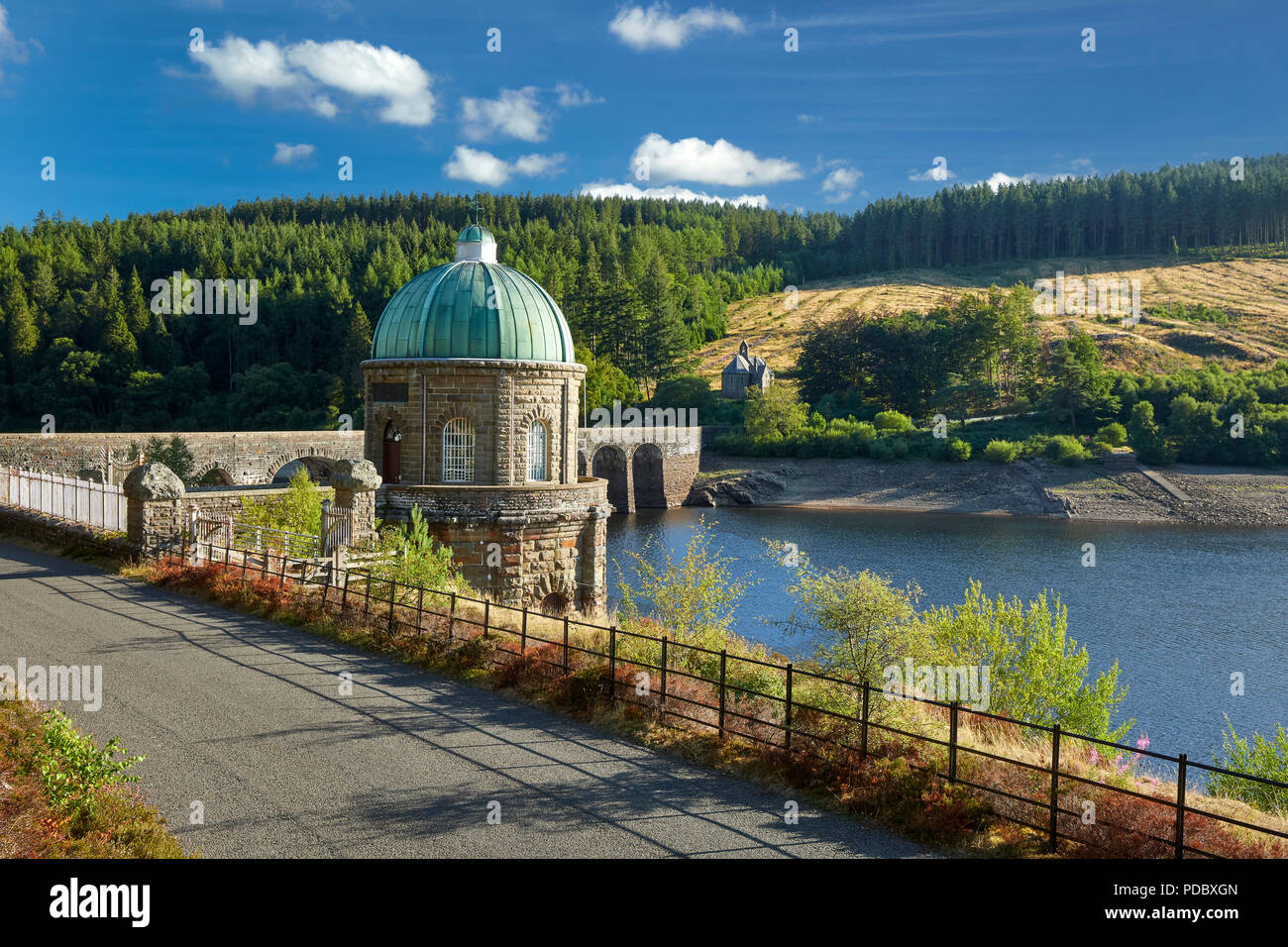 Foel Turm Garreg Ddu Dam mit Nantgwyllt Kapelle im Hintergrund Elan Valley Powys Wales UK Stockfoto