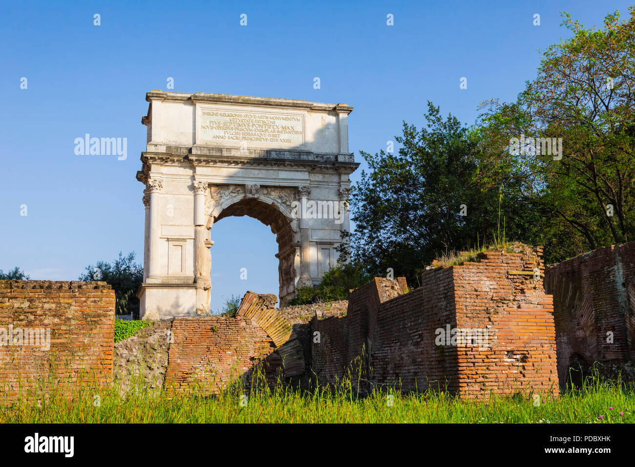 Rom, Italien. Das Forum Romanum. Arch von Titus. Stockfoto