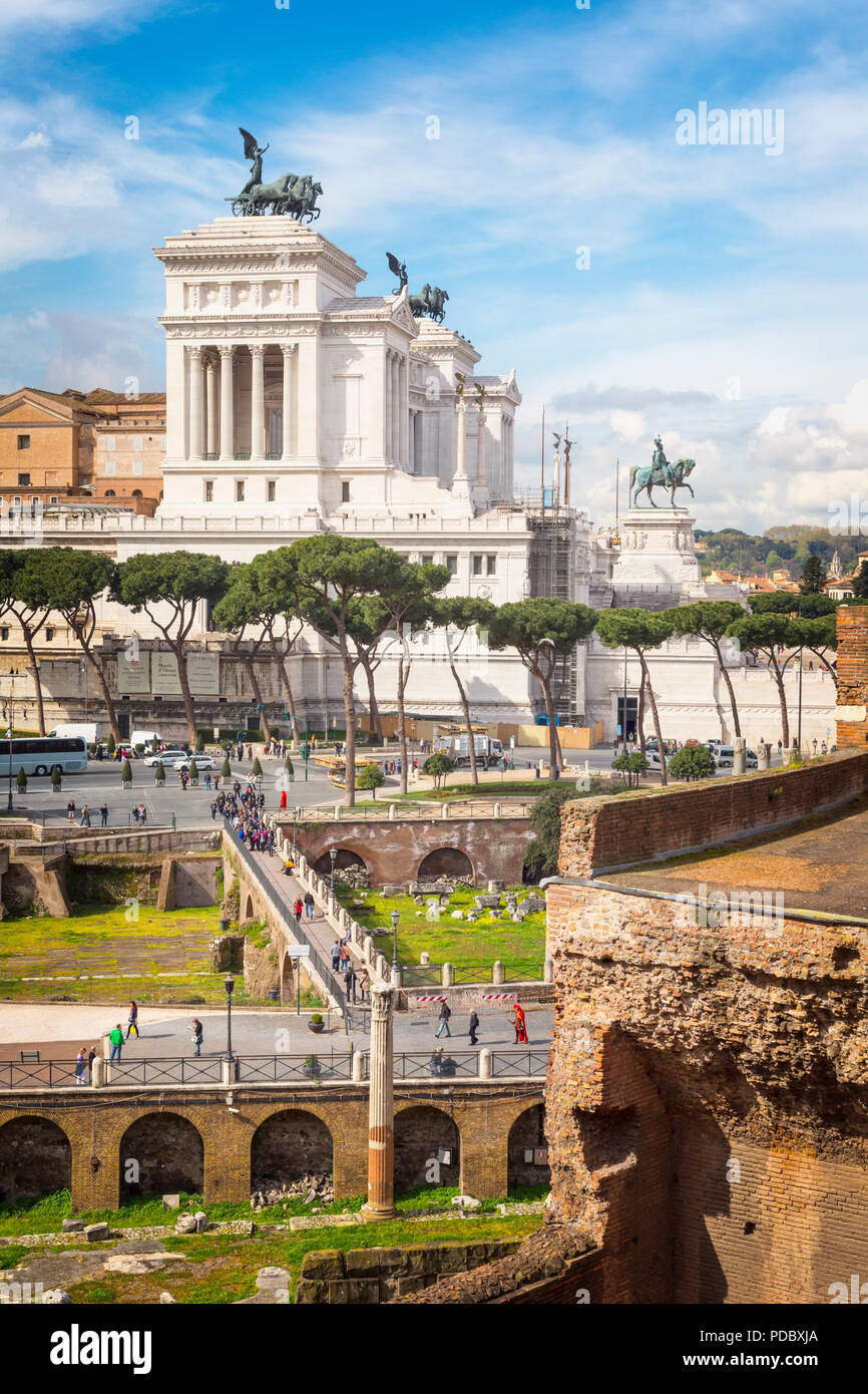 Rom, Italien. Denkmal für Vittorio Emanuele II, der auch als Vittoriano, aus dem Forum des Traja gesehen bekannt. Das historische Zentrum von Rom ist ein Weltkulturerbe der UNESCO Stockfoto
